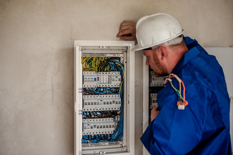 electricite-ROQUEBRUNE CAP MARTIN-min_electrician-2755683